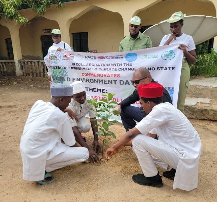À l'occasion de la Journée mondiale de l'environnement 2025, l'UNICEF a organisé une opération de plantation d'arbres et de ramassage de déchets plastiques à Kano. Photo : von.gov.ng