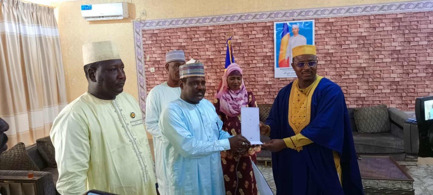 Tchad : au Guéra, remise d’un équipement Starlink a la presse de la province Tchad : au Guéra, remise d’un équipement Starlink a la presse de la province