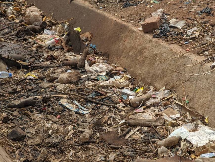 Moundou face au risque d'inondations : Les caniveaux obstrués inquiètent à l'arrivée des pluies Moundou face au risque d'inondations : Les caniveaux obstrués inquiètent à l'arrivée des pluies