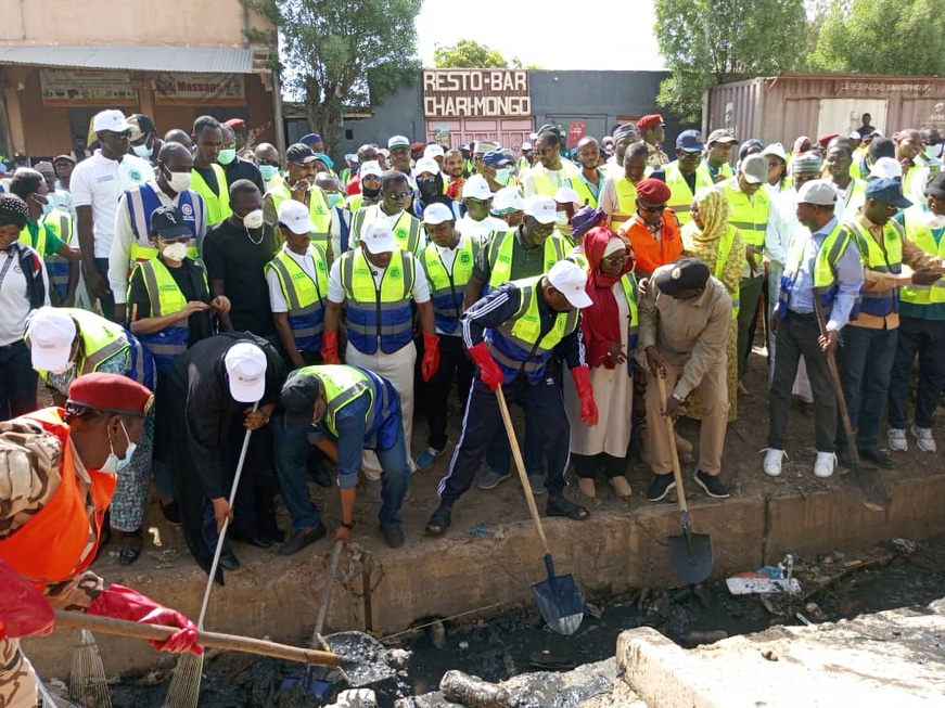 N’Djamena : le Premier ministre donne le coup d’envoi du "Samedi Citoyen" pour une ville propre N’Djamena : le Premier ministre donne le coup d’envoi du "Samedi Citoyen" pour une ville propre