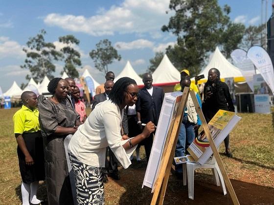 Gloria Seruwagi, responsable de l'intégration de la recherche au sein du Consortium du programme de recherche Baobab, signant un accord lors de la célébration de l'IDAC en Ouganda. Photo : Nelson Mandela.