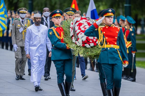 Mali / Russie : Le Président Assimi Goïta rend hommage au Soldat Inconnu à Moscou