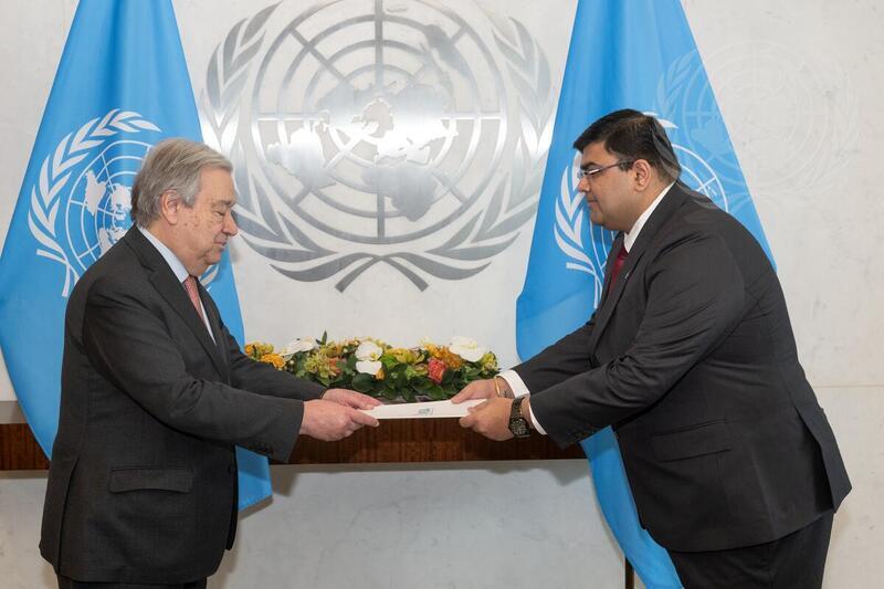 Nabhit Kapur (à droite), observateur permanent de l'Agence intergouvernementale panafricaine pour l'eau et l'assainissement auprès des Nations Unies, présente ses lettres de créance au secrétaire général, António Guterres. Photo : media.un.org