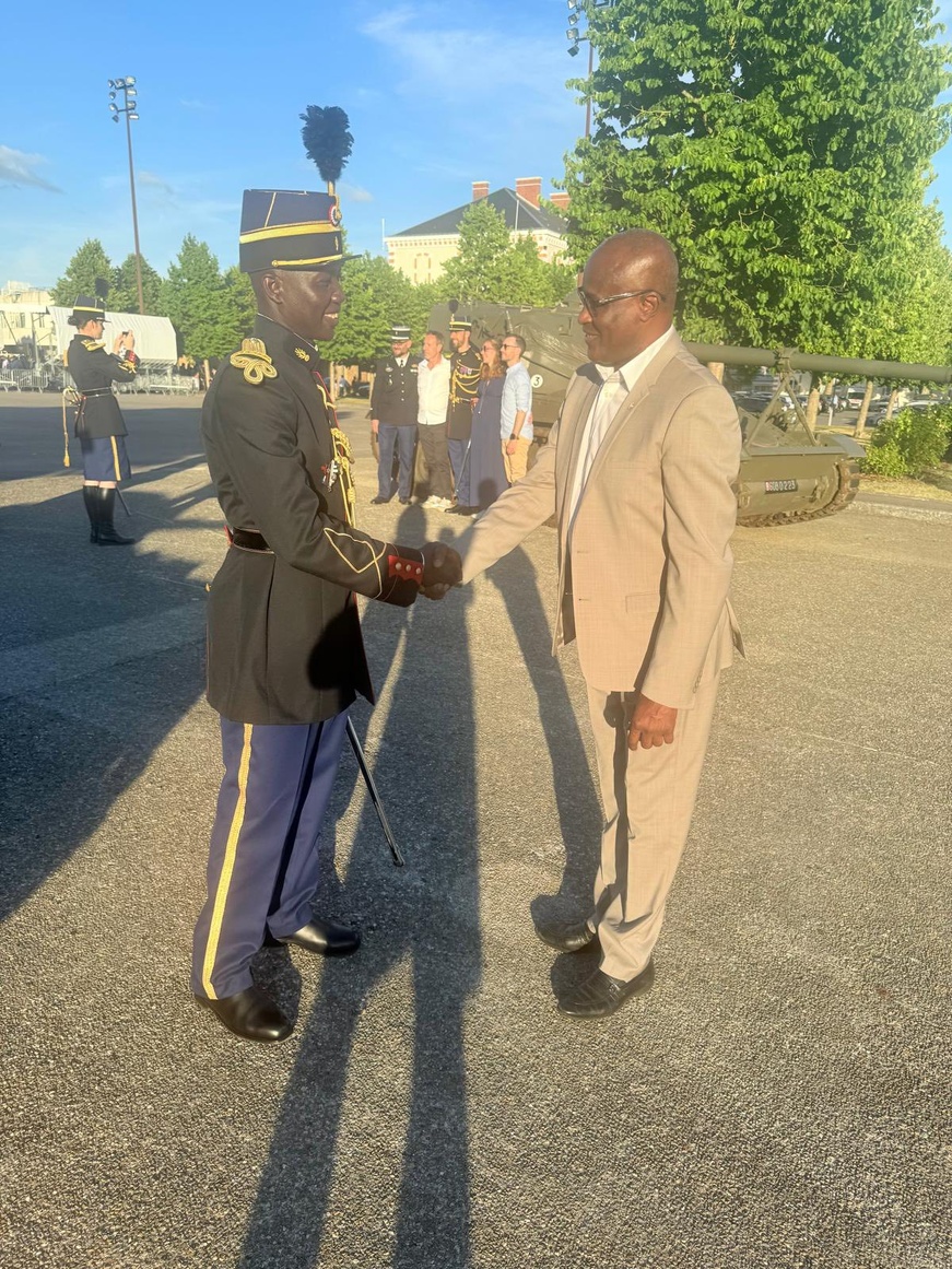 Le Lieutenant Tchadien Neato Mbaibarem Basile honoré lors de la cérémonie de baptême de la Gendarmerie nationale française Le Lieutenant Tchadien Neato Mbaibarem Basile honoré lors de la cérémonie de baptême de la Gendarmerie nationale française