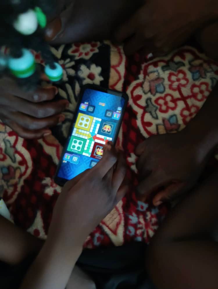 Loisir :  À N'Djamena, le jeu Ludo passionne les élèves en vacances, entre convivialité et inquiétudes des parents