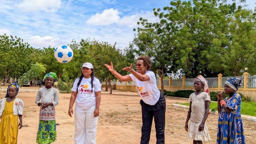 Cameroun : L'UNICEF et Nadine Perrault, une partie de balle pour un avenir meilleur avec les fillettes