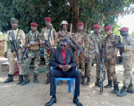 Le chef rebelle Bobo de 3R entouré de ses gardes du corps/ Image : Corbeau News