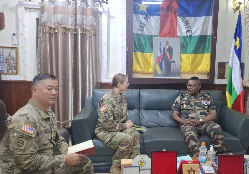 RCA : Le Chef d'État-Major des Armées reçoit des officiers américains pour discuter coopération militaire RCA : Le Chef d'État-Major des Armées reçoit des officiers américains pour discuter coopération militaire