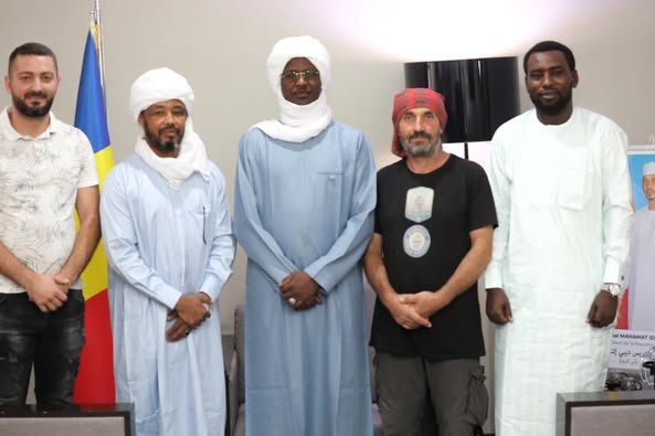 Tchad : Le Ministre du Tourisme rencontre Dashnor Balliu, le motard albanais explorateur