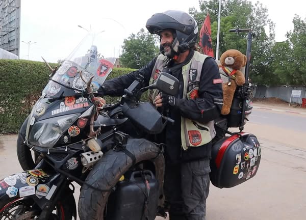 Tchad : Le Ministre du Tourisme rencontre Dashnor Balliu, le motard albanais explorateur