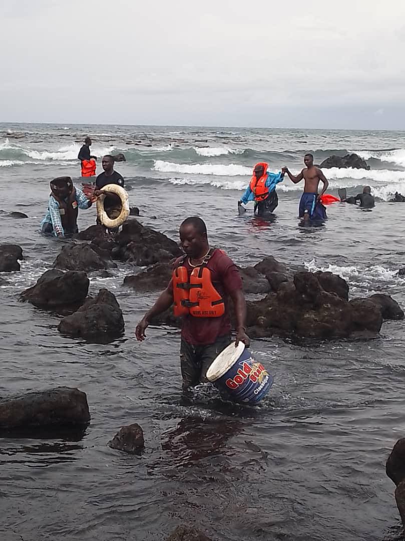 Cameroun : Les pompiers de la SONARA mène une opération de sauvetage en mer au large de Limbe