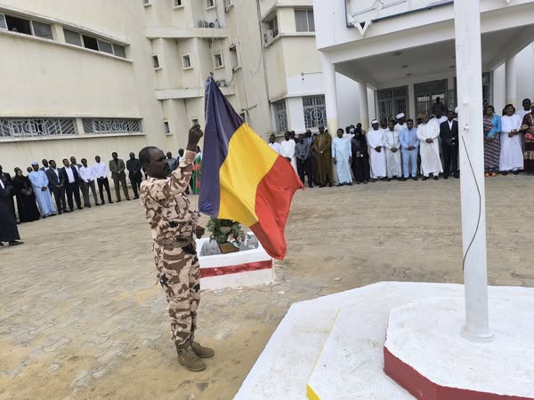 Tchad : Cérémonie de Montée de Couleurs au Ministère de l'Aménagement du Territoire, les agents du Guichet Unique félicités
