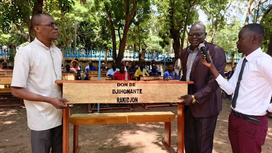 Tchad : Un ancien élève fait don de 50 tables-bancs au lycée collège Saint-Charles Lwanga de Sarh Tchad : Un ancien élève fait don de 50 tables-bancs au lycée collège Saint-Charles Lwanga de Sarh