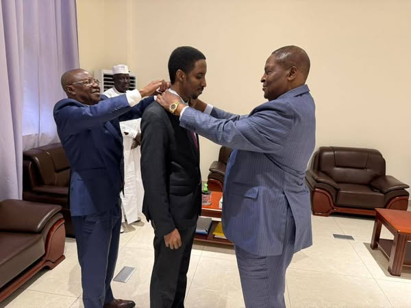 RCA : Le Ministre tchadien de la Communication décoré par le Président Touadéra pour son engagement pour la paix