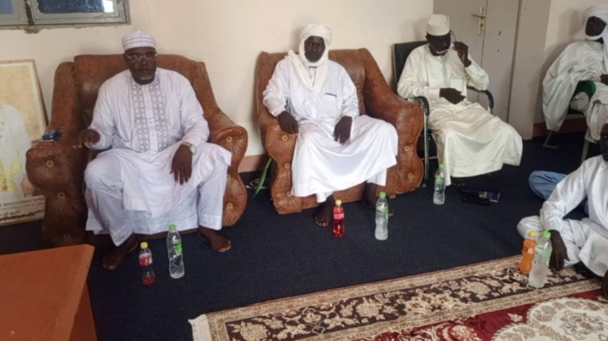 Tchad : visite protocolaire du nouveau sous-préfet de Dabra chez le préfet du Guéra Tchad : visite protocolaire du nouveau sous-préfet de Dabra chez le préfet du Guéra