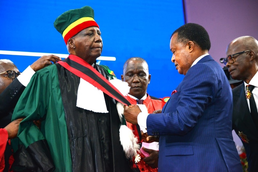 Théophile Obenga recevant sa distinction honorifique