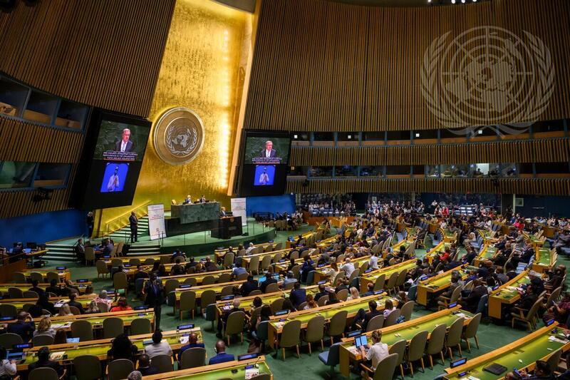 Vue panoramique de la salle de l'Assemblée générale pendant que le Secrétaire général, António Guterres (à la tribune et sur les écrans), prononce son discours d'ouverture du segment ministériel et du débat général du Forum politique de haut niveau pour le développement durable, organisé sous l'égide du Conseil économique et social (14-23 juillet). Photo : media.un.org