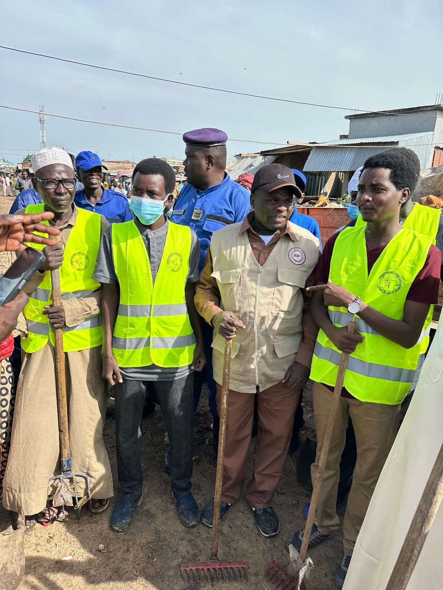 Tchad : Les jeunes bâtisseurs de la paix assainissent le marché de Diguel Tchad : Les jeunes bâtisseurs de la paix assainissent le marché de Diguel