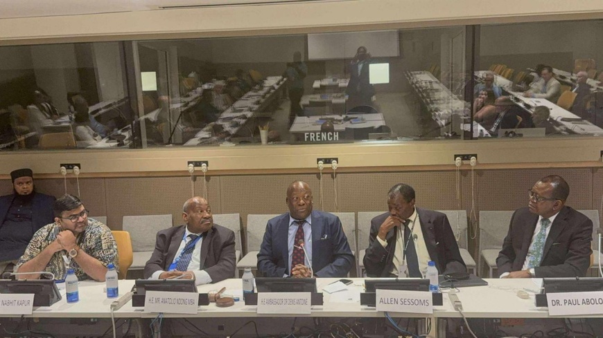 Dignitaires réunis au Forum de haut niveau sur le climat au siège de l'ONU, avec à gauche, S.E Dr Nabhit Kapur. Dignitaires réunis au Forum de haut niveau sur le climat au siège de l'ONU, avec à gauche, S.E Dr Nabhit Kapur.