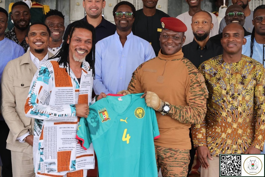 Burkina : le capitaine Ibrahim Traoré accueille les anciennes gloires du football africain