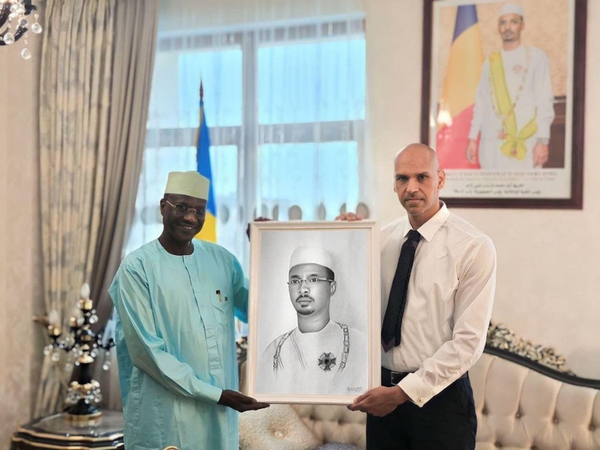 Tchad : Un artiste russe offre le portrait du Président Déby pour la fête de l'Indépendance Tchad : Un artiste russe offre le portrait du Président Déby pour la fête de l'Indépendance