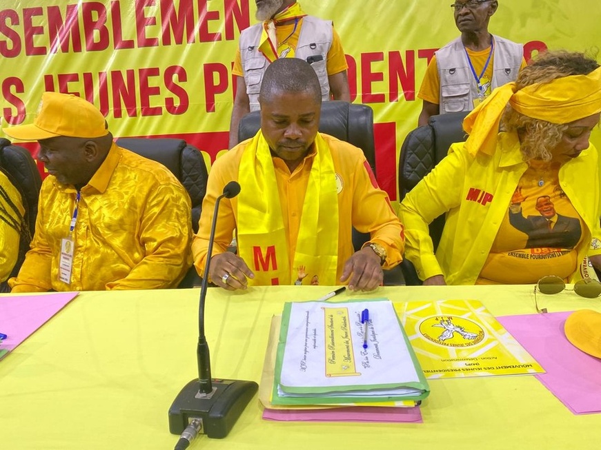 Donald Mobobola prononçant le discours d'ouverture