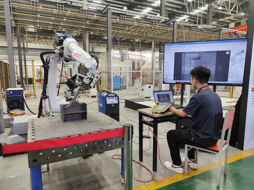 An engineer operates an intelligent welding robot developed by EFORT. (Photos from the WeChat official account of EFORT)