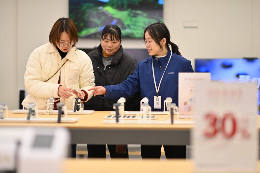 Citizens shop for smartwatches at a shopping mall in Shapingba district, southwest China's Chongqing municipality. (Photo/Sun Kaifang)