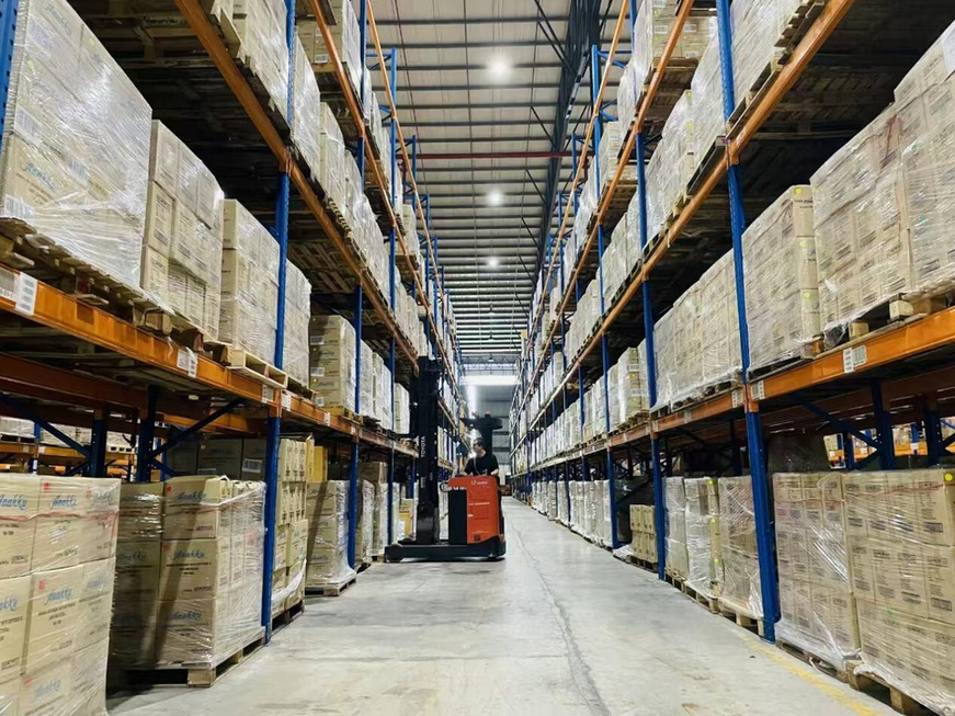 A worker organizes commodities at a warehouse of JINGDONG Logistics, the logistics arm of Chinese e-commerce giant JD. com, in Malaysia. (Photo courtesy of JD Logistics)