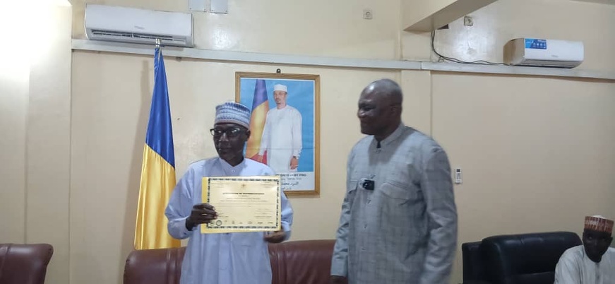 Tchad : L'Académie du Sud-Ouest décerne une reconnaissance au délégué de la Tandjilé Tchad : L'Académie du Sud-Ouest décerne une reconnaissance au délégué de la Tandjilé