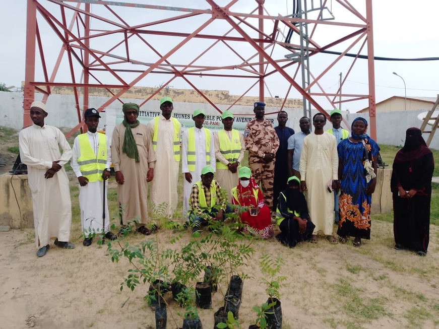 Tchad : Des jeunes plantent des arbres pour lutter contre la désertification à Moussoro