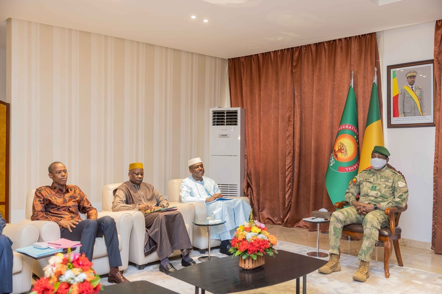 Mali : le Premier ministre et quatre membres du gouvernement à l’écoute du président de la Transition