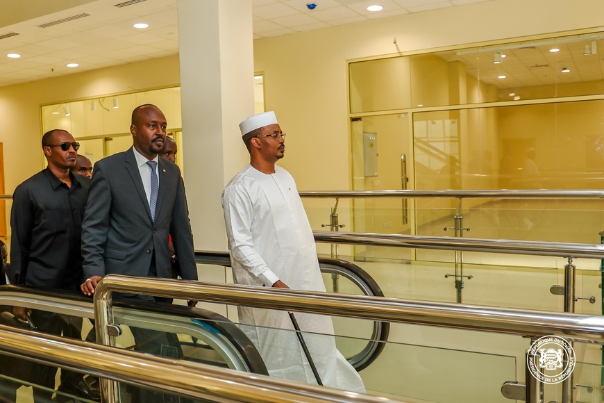 Tchad : le chef de l’Etat inspecte le chantier du Centre commercial de la CNPS Tchad : le chef de l’Etat inspecte le chantier du Centre commercial de la CNPS