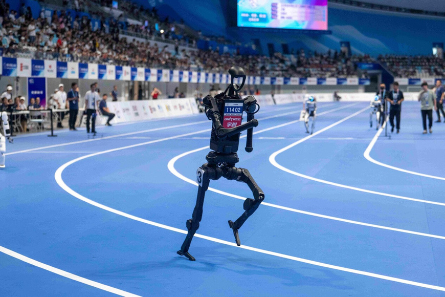 A humanoid robot competes in a 400-meter race at the 2025 World Humanoid Robot Games in Beijing, Aug. 15, 2025. (Photo/Weng Qiyu)