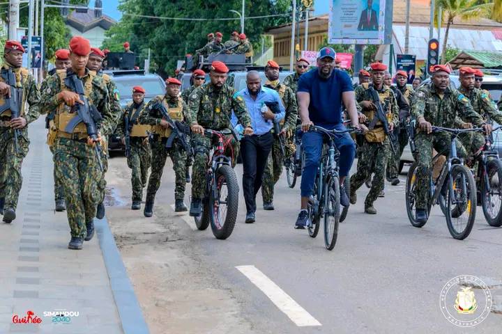 Guinée : Le président Mamadi Doumbouya à vélo dans les rues de Kaloum