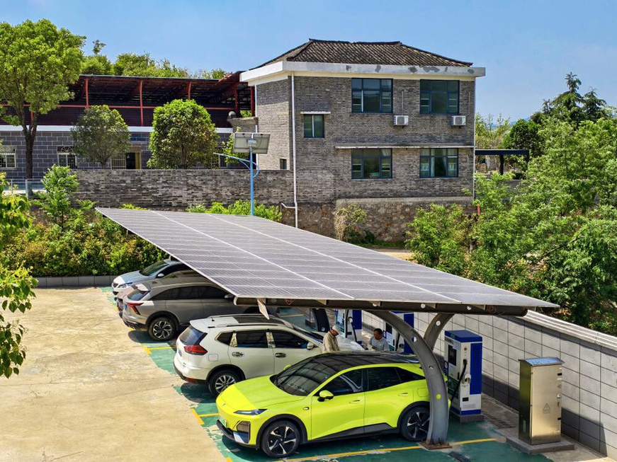 Photo shows a wind-solar-storage electric vehicle (EV) charging station in Dawu county, Xiaogan, central China's Hubei province. (Photo/Hu Xuejun)