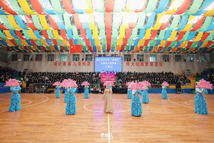 The opening ceremony of Xunhua's rural basketball tournament draws enthusiastic crowds. (Photos from the WeChat official account of the Chinese Basketball Association)