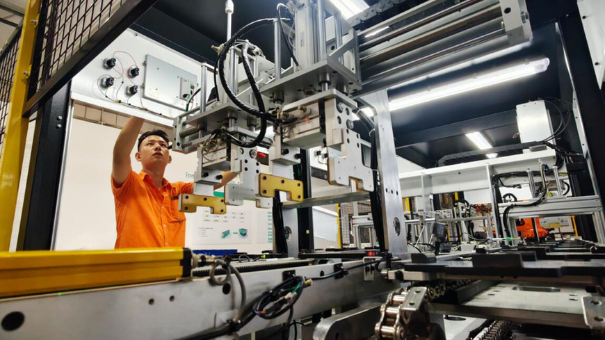 A worker operates a machine in a workshop of an energy storage company in Liuzhou, south China's Guangxi Zhuang autonomous region, Sept. 8, 2025. (Photo/Gao Dongfeng)