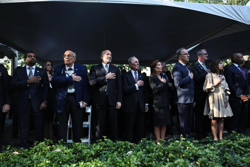 Le directeur du FBI Kash Patel, l'ancien maire de New York Rudy Giuliani, le secrétaire américain au Commerce Howard Lutnick, l'ancien maire de New York Michael Bloomberg, les gouverneurs Kathy Hochul et William Hochul Jr., le gouverneur du New Jersey Phil Murphy et Tammy Murphy, ainsi que le maire de New York Eric Adams, assistent à la cérémonie de commémoration du 11 septembre au Mémorial et musée national du 11 septembre, le 11 septembre 2025 à New York. Photo : Michael M. Santiago/Getty Images