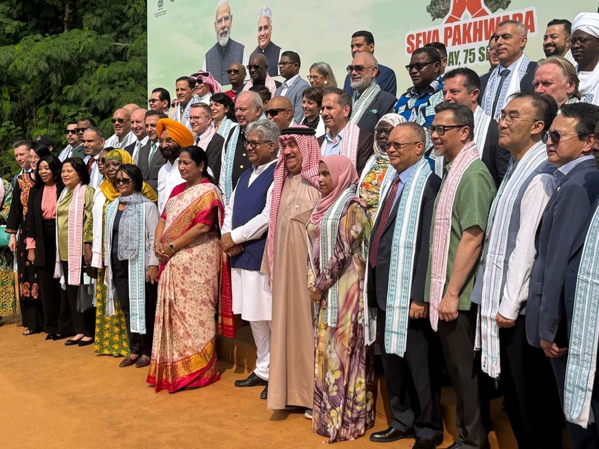 Tchad / Inde : Participation de S.E. Mme. Ildjima Badda Mallot à la cérémonie de plantation d’arbres dans la ville de New Delhi Tchad / Inde : Participation de S.E. Mme. Ildjima Badda Mallot à la cérémonie de plantation d’arbres dans la ville de New Delhi