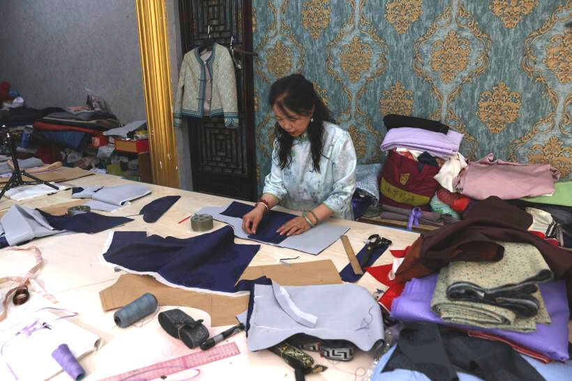 An artisan crafts deel, an item of traditional Mongolian clothing for centuries, in Jining district, Ulanqab. (Photo by Fan Wei/Global Times)