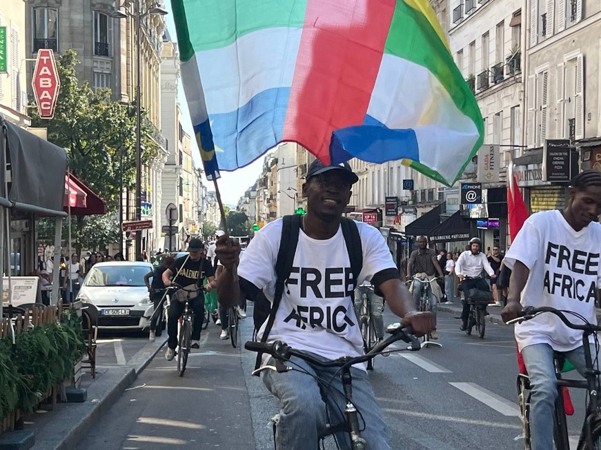 Paris : La communauté africaine organise une course cycliste contre le néocolonialisme Paris : La communauté africaine organise une course cycliste contre le néocolonialisme