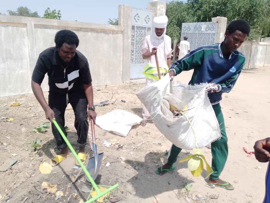 Tchad : Les associations LET'S DO IT et APERA nettoient le lycée de l'Unité de Moussoro