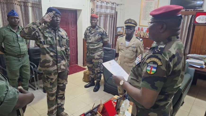 RCA : Félicitations au lieutenant-colonel Claude Edmond BEHOUNDE, major de la 5ᵉ promotion de l’École de Guerre de Kinshasa RCA : Félicitations au lieutenant-colonel Claude Edmond BEHOUNDE, major de la 5ᵉ promotion de l’École de Guerre de Kinshasa