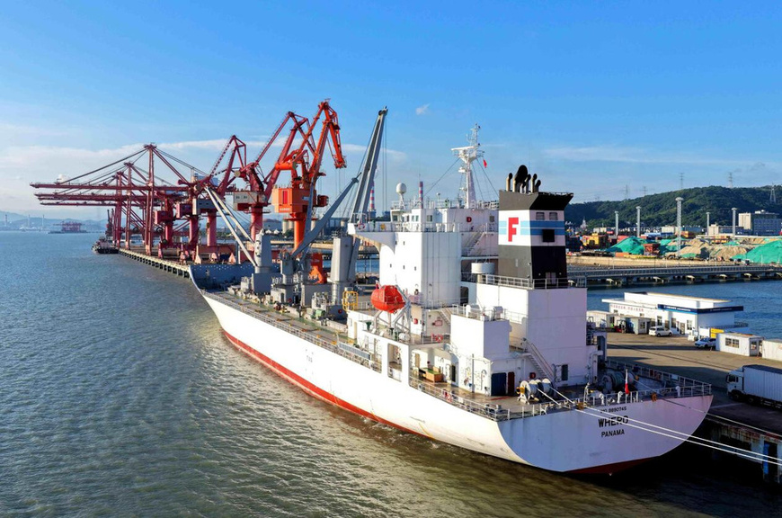 A vessel loaded with apples and kiwifruits from New Zealand docks at a terminal in Yuhuan, east China's Zhejiang province, Aug 19,2025. (Photo/Duan Junli)