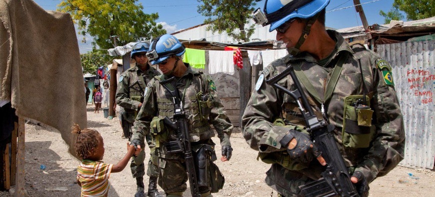 Des soldats de la paix brésiliens de la MINUSTAH patrouillent dans le quartier de Bel Air à Port-au-Prince, en Haïti. © ONU/MINUSTAH/Jesús Serrano Redondo