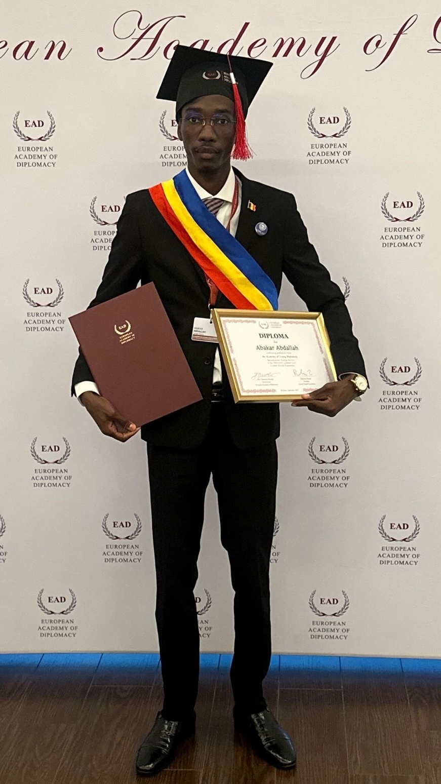 Tchad : Abdallah Abakar Haroun, premier Tchadien à décrocher le titre d’Officier des services diplomatiques Tchad : Abdallah Abakar Haroun, premier Tchadien à décrocher le titre d’Officier des services diplomatiques