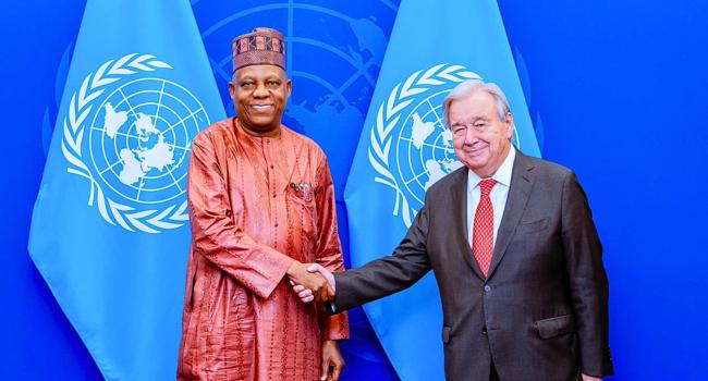 Le vice-président Kashim Shettima serre la main du secrétaire général de l'ONU, Antonio Guterres, à New York, le 26 septembre 2025. Photo : Stanley Nkwocha, X.