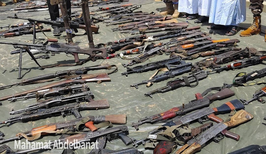 Tchad : Le général Ismat présente un important lot d’armes saisies dans le Salamat Tchad : Le général Ismat présente un important lot d’armes saisies dans le Salamat