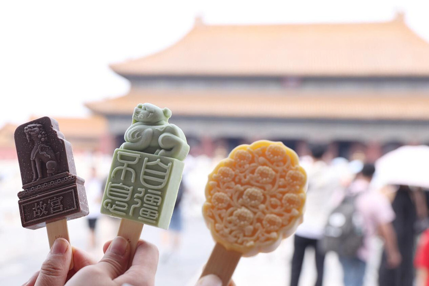 Tourists pose for a picture with Palace Museum-themed ice cream. (Photo/Chen Xiaogen)